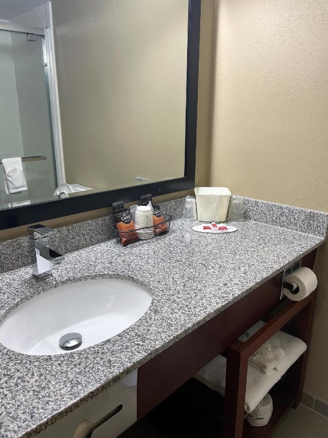 Super 8 By Wyndham Raleigh North East Hotel Ngoại thất bức ảnh