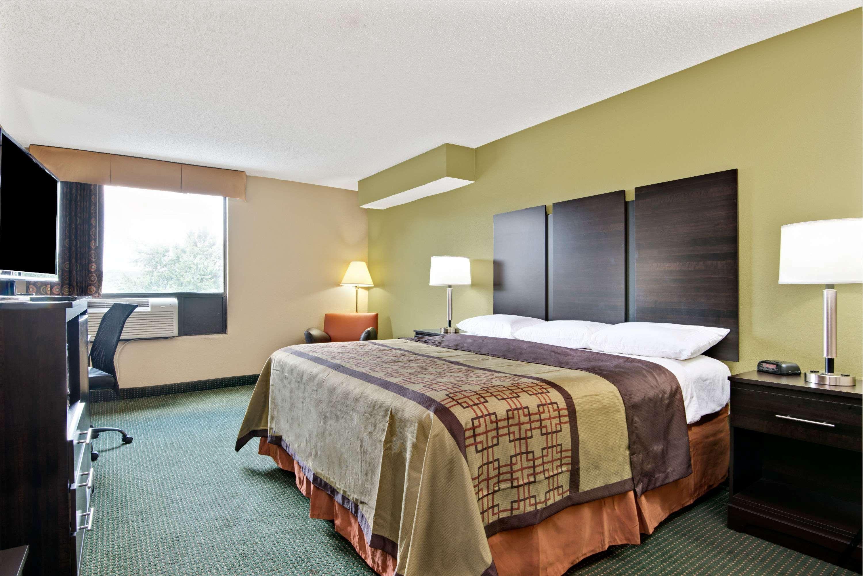 Super 8 By Wyndham Raleigh North East Hotel Ngoại thất bức ảnh