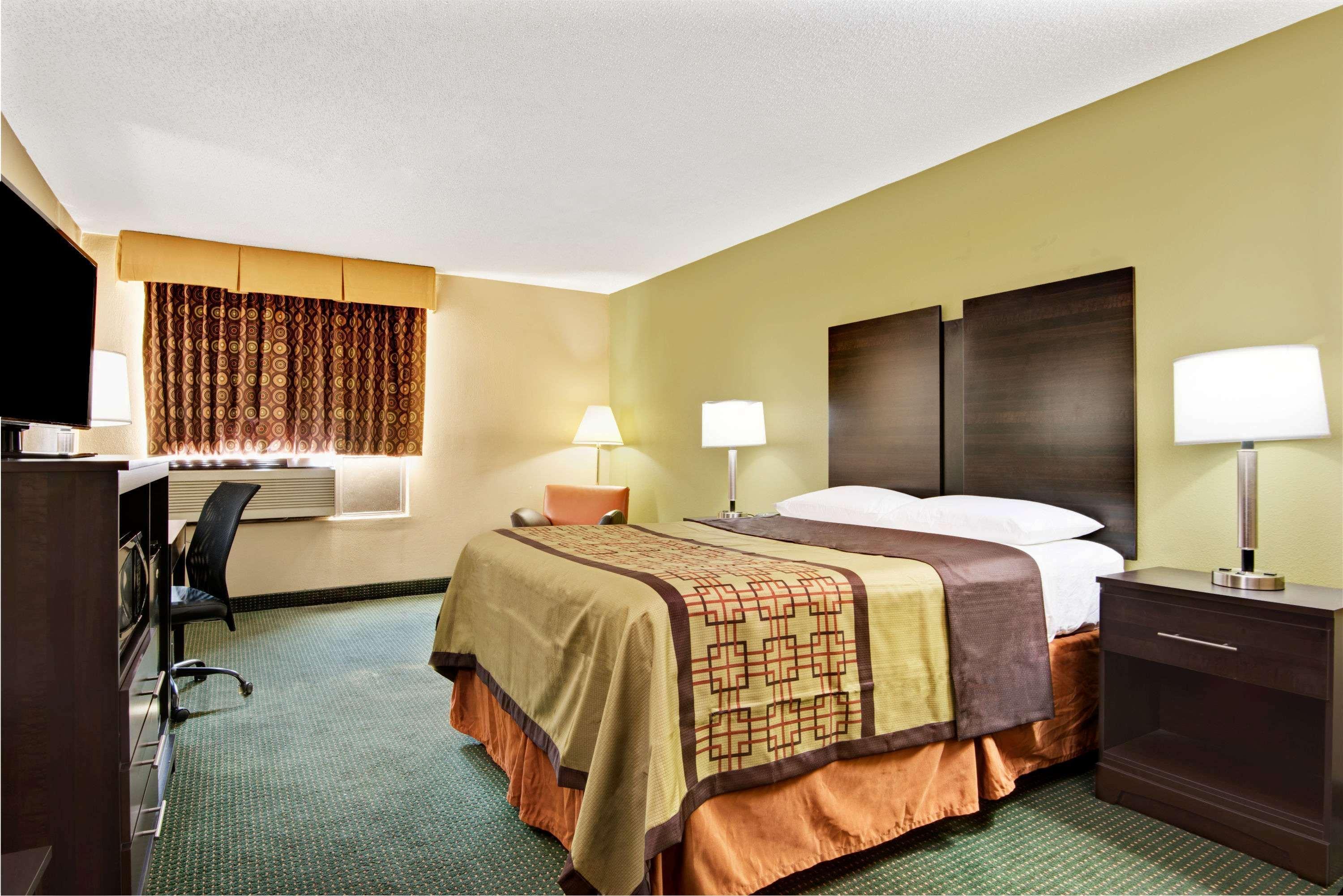 Super 8 By Wyndham Raleigh North East Hotel Ngoại thất bức ảnh